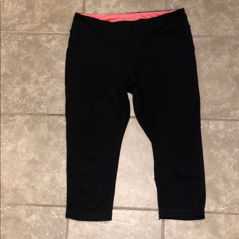 Black cropped leggings with pink waistband